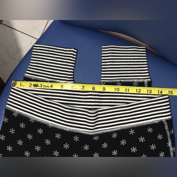 Rare Victoria’s Secret fireside thermal black with white snowflakes PJ set - Picture 15 of 16